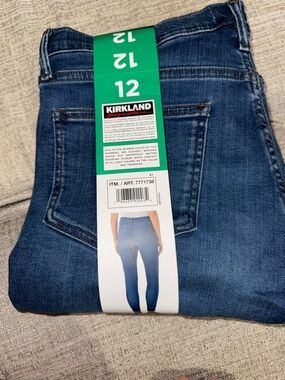 Kirkland Signature Women’s Skinny Jeans in Dark Blue